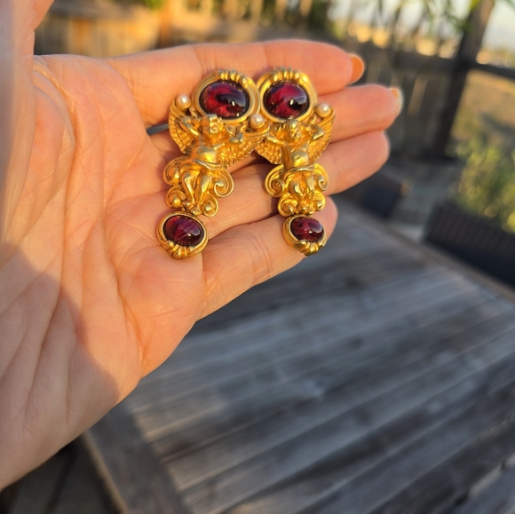 Vintage Elizabeth Taylor Clip On Earrings - Gilded Age Cherub - Picture 5 of 10